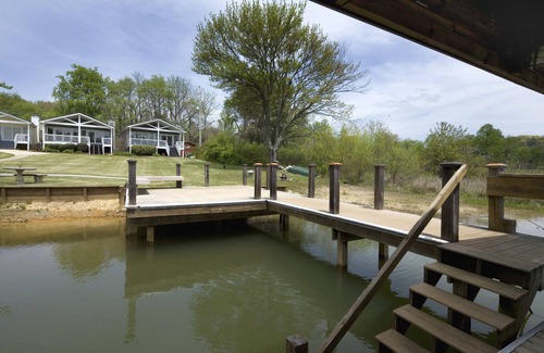 Hiawassee Cabin | Get cozy lakeside in a chic chalet with mountain views