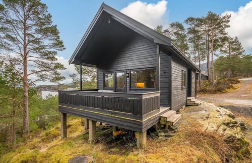 Valevag House | Get ready for a great vacation by the fjord.