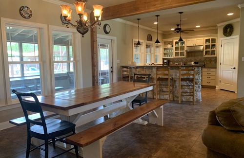 Smithville House | GET YOUR BIG SUMMER SAVINGS AT OUR TEXAS-SIZE UPSCALE PROPERTY!
