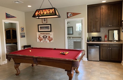 Smithville House | GET YOUR BIG SUMMER SAVINGS AT OUR TEXAS-SIZE UPSCALE PROPERTY!