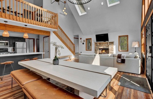 Gouldsboro Ski Chalet | Getaway Chalet hot tub,game room, peloton, ev charger