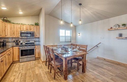 Fruita House | Getaway Loft - Warm, Comfy & Certified Dander Free