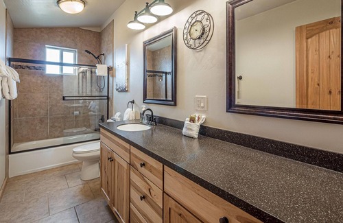 Fruita House | Getaway Loft - Warm, Comfy & Certified Dander Free