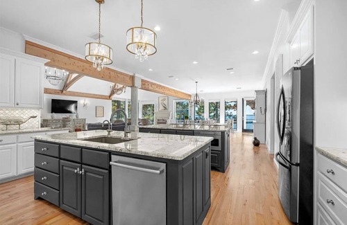 Malakoff House | Getaway near Dallas lake view private pool hot tub kayak fishing