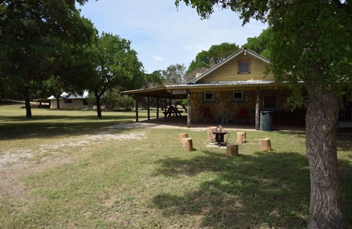 Hunt Cottage | Getaway to Home in the Hills on Guadalupe River. nn