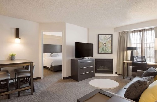 Reno/Tahoe Airport Hotel | Getaway Vacation! Pets Allowed, w/Full Kitchen, Onsite Parking, FREE Breakfast!