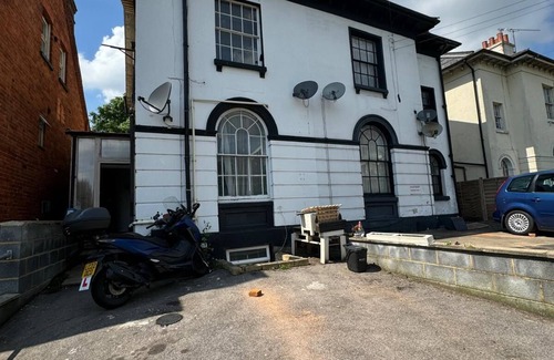 Reading Apartment | GH Basingstoke - Local Apartment for 5 Guests