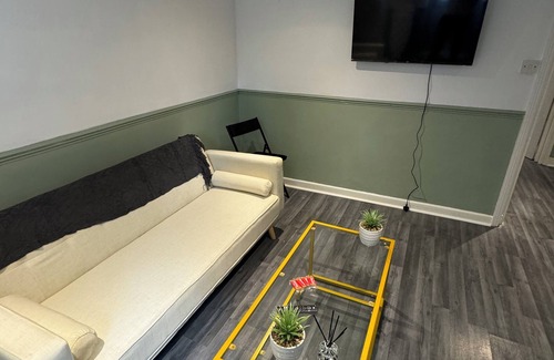 Reading Apartment | GH Basingstoke - Local Apartment for 5 Guests