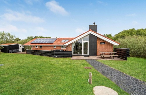 Rindby Strand House | Gigantic holiday home with swimming pool and large garden on the island of Fanø.