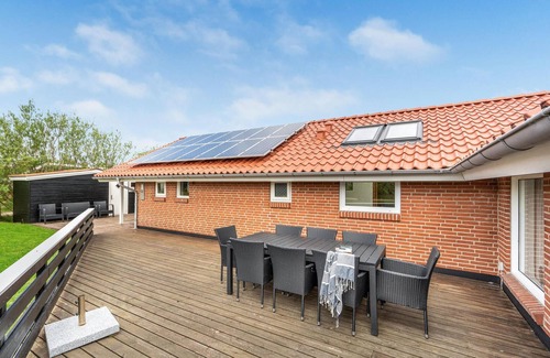 Rindby Strand House | Gigantic holiday home with swimming pool and large garden on the island of Fanø.