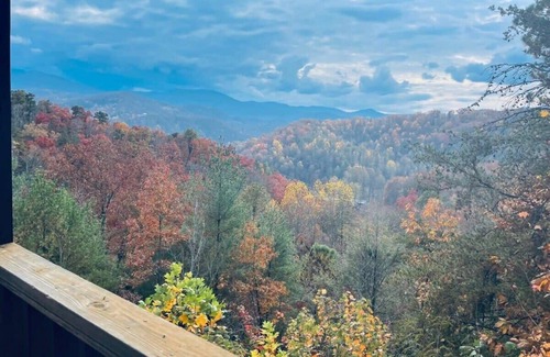 Gatlinburg - Pigeon Forge Cabin | Gigantic Views GSMNP/3.6 Miles 2 DwTn Gatlinburg