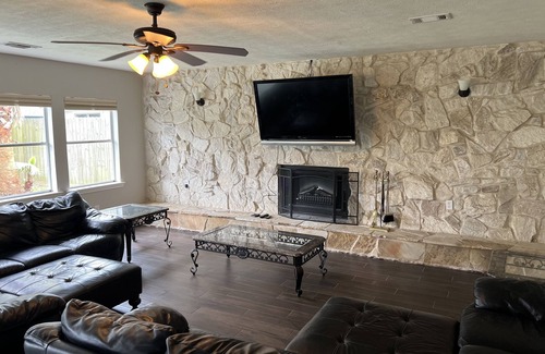 Taylor Lake Village House | Gigi’s Cottage! Beautiful House Near Kemah and Johnson's Space Center. It's