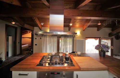 Corconio Apartment | Giglio with lake view and hot tub, vista lago per un moderno appartamento con vasca idromassaggio