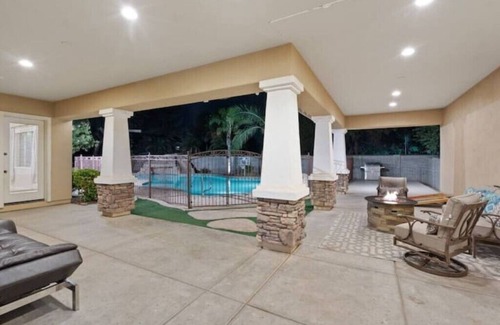 Gilbert House | Gilbert Royalty-Heated Pool, Spa, Home Theaternn