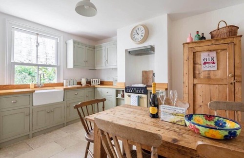 Mevagissey Cottage | Gin O'Clock, Mevagissey. Level Walk to Harbour!
