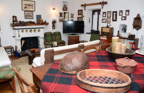 Koutselio Ski Chalet | Giorgos' & Noula's Cottage in Desfina village- near Delphi