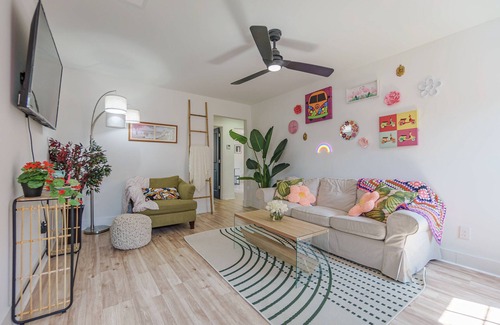 University District House | Girls Just Want To Have Fun: Girly Getaway! Luxe + Spacious 2 BR FENCED YARD