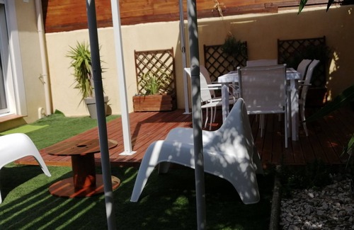 La Crau House | Gîte 1 bed, sleeps 3, garden and parking, small swimming pool, 15 mins from the sea.