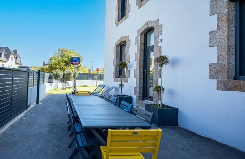 Porspoder House | Gîte 12/14 sleeps in village 50m from the sea