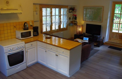 Saint-Chely-du-Tarn Cottage | Gite 3 *** in hamlet with garden and terrace on the river bank