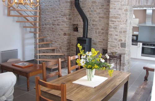 Pirou Cottage | Gite Andrée, 800m from the beach in Pirou, garden, terrace, wifi, wood stove