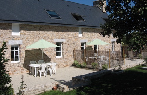 Pirou Cottage | Gite Andrée, 800m from the beach in Pirou, garden, terrace, wifi, wood stove