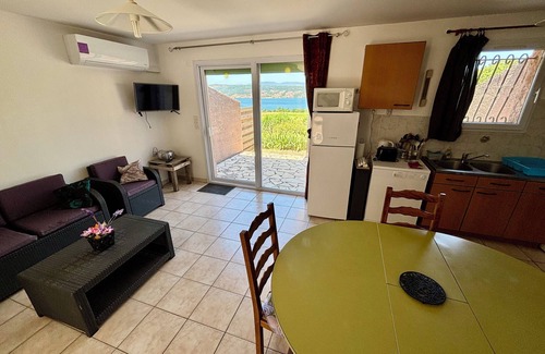 Liausson House | Gîte Ceberou facing the lake, shared garden and swimming pool