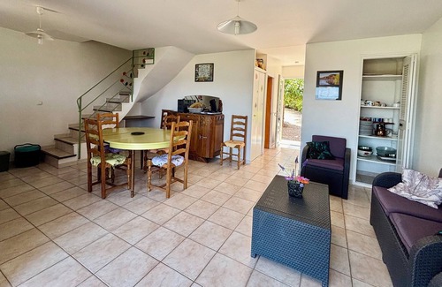 Liausson House | Gîte Ceberou facing the lake, shared garden and swimming pool