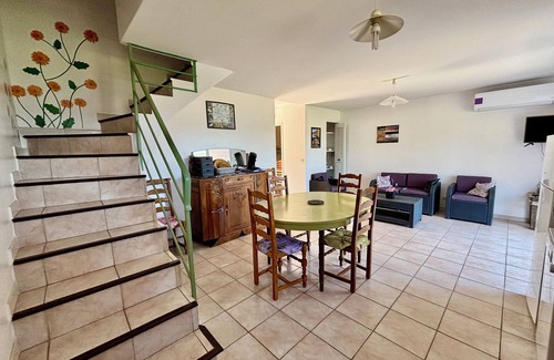 Liausson House | Gîte Ceberou facing the lake, shared garden and swimming pool