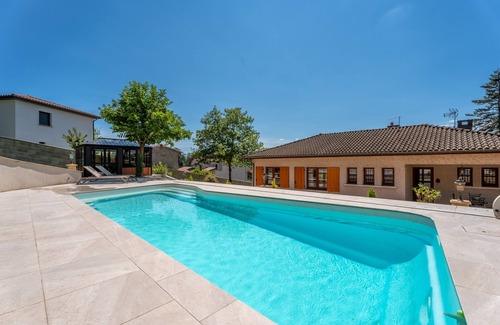 Le Bois-d'Oingt Villa | Gite des ifs-Villa-Terrace-Ensuite