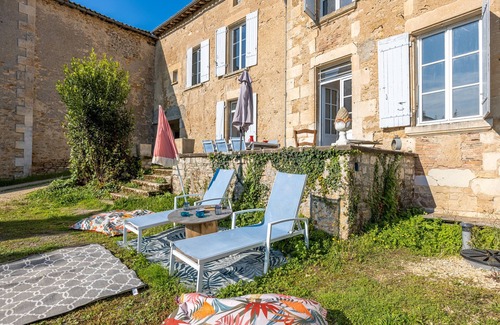 Champdeniers House | Gîte du Val d’Egray – Charming House with Garden in Champdeniers
