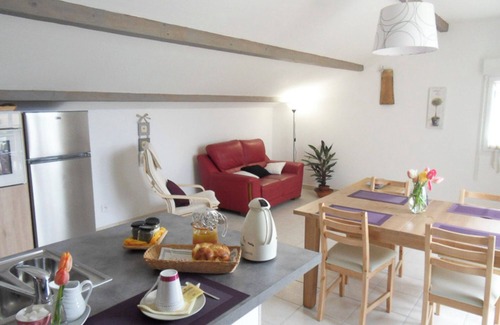 Greoux-les-Bains Cottage | Gîte 'Fleur De Thym' with Shared Pool, Communal Terrace and Air Conditioning