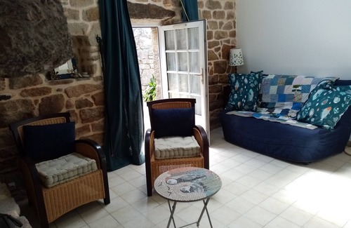Porspoder House | Gite in 17th century barge house, sea 800 m away, pets welcome