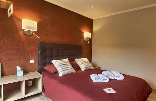Marseillan Cottage | Gite in a chambre d'hotes, quiet location with shared pool