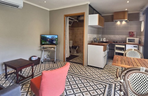 Marseillan Cottage | Gite in a chambre d'hotes, quiet location with shared pool