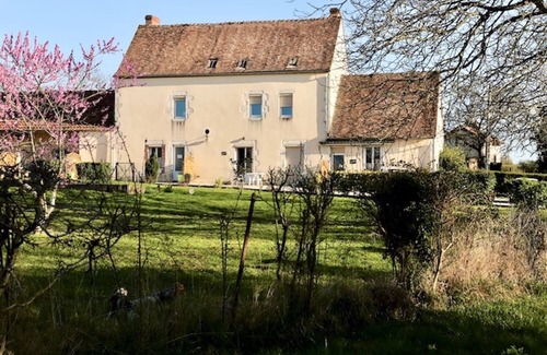 Ouzouer-sur-Trezee Apartment | Gite in the Loiret, near the Loire, on the banks of the Briare canal.