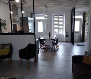 Mauleon House | GITE IZALIN AVEC SPA A 20 min du Puy du Fou