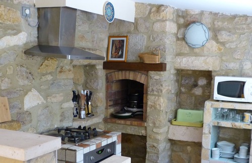 Laudun Cottage | Gîte l Oliveraie for 2 persons or family with 2 small children.