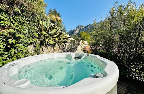 Le Bar-sur-Loup Apartment | Gite Mimosa, Gite zen avec spa et lit ronds