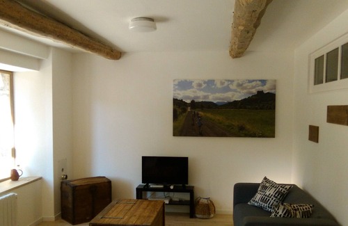 Murol Apartment | Gite MUROL - Atelier de Charpentier - castle view - nice garden