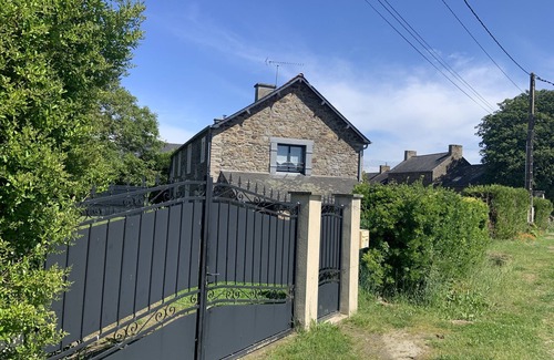 Saint-Pere House | Gite near the banks of the RANCE with garden (2 adults and 2 children)