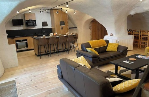 Vars House | Gite of 400m2 with land, lounge bar and games room