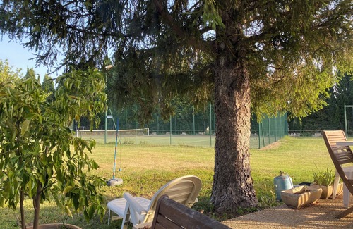 Vallabregues Apartment | Gîte with swimming pool and tennis court