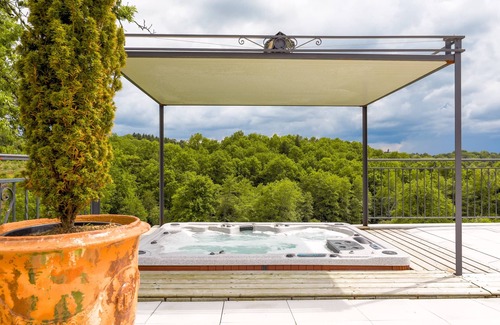 Coussac-Bonneval House | Gites de la fabrique, Infinity pool, jacuzzi and playground, trampolines stream