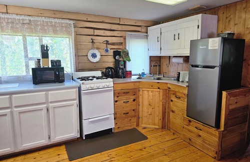 Kenny Lake Cabin | Glacier Cabin: Two-Bedroom Two-Story