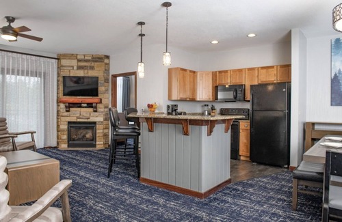 Lake Delton Resort | Glacier Canyon - FREE Wilderness Water Park Passes, Game Room & More! Sleeps 4