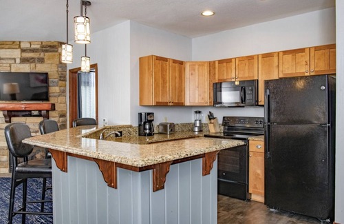Lake Delton Resort | Glacier Canyon - FREE Wilderness Water Park Passes, Game Room & More! Sleeps 4