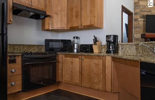 Lake Delton Resort | Glacier Canyon - FREE Wilderness Water Park Passes, Game Room & More! Sleeps 4
