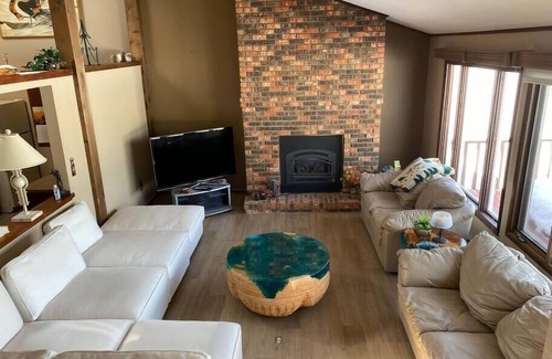 West Glacier House | Glacier retreat! 2BR/2BA 4 E-bikes ON Golf Course