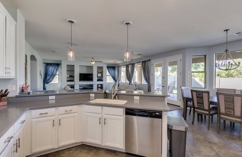 Rovey Farm Estates House | Glad 2 B in Glendale: 4 bedroom, heated pool and fenced yard in Rovey Farms